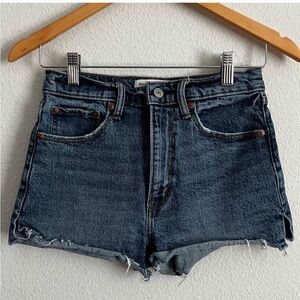 Abercrombie and Fitch the mom short high rise with raw hems split sides size 25